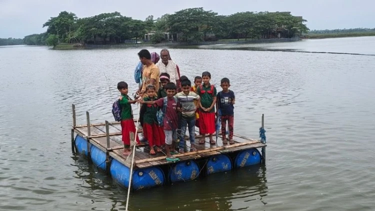 ১৭ বছর ধরে ভরসা ভেলা, কয়রায় বন্দি ৪ হাজার মানুষ