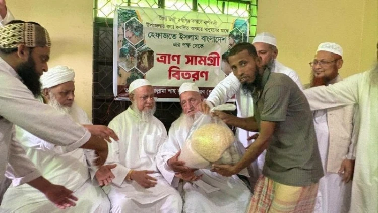 বন্যাদুর্গতদের মাঝে হেফাজতে ইসলামের ত্রাণ বিতরণ