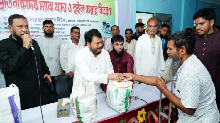 হতদরিদ্র ও প্রতিবন্ধীদের হুইলচেয়ার দিলেন রাসিক প্রশাসক
