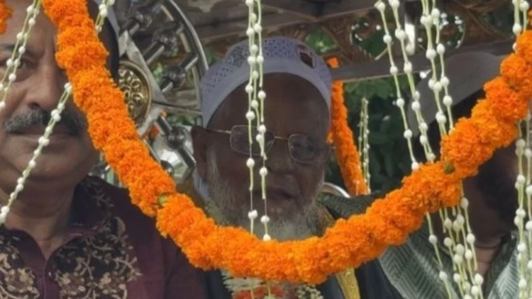 এক মসজিদে ৫০ বছর ইমামতি, রাজকীয় বিদায় পেলেন প্রবীণ আলেম