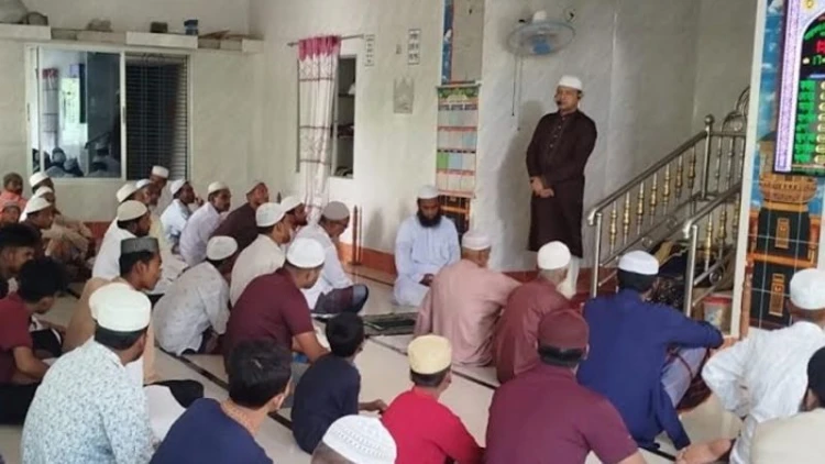 ভেতরে বিএনপি, বারান্দায় জামায়াত: মসজিদে পৃথক নামাজ আদায়