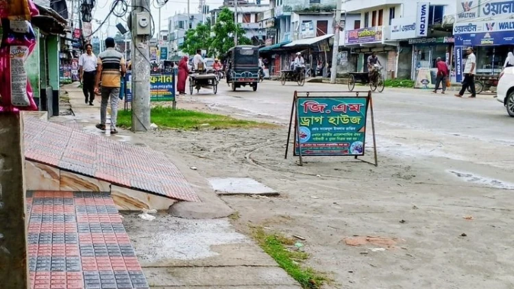 ফুটপাত দখল করে আ: লীগ নেতার মার্কেট নির্মাণ