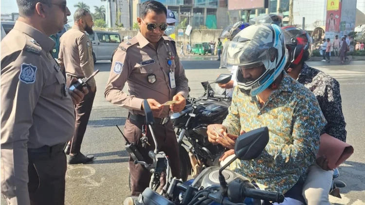 ট্রাফিক আইন লঙ্ঘনে এক দিনে ১৩৮৬ মামলা ডিএমপির