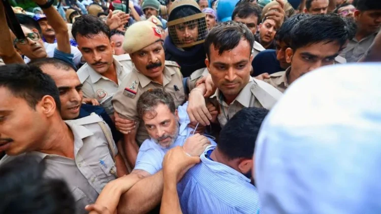 মোদির বাসভবনের সামনে থেকে রাহুল ও প্রিয়াঙ্কা গান্ধীকে আটক করল পুলিশ
