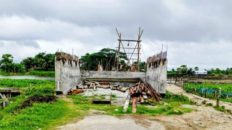 তিন বছরেও শেষ হয়নি সেতুর কাজ, দুর্ভোগে ৮ গ্রামের মানুষ