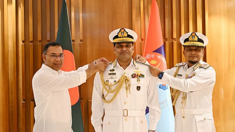 নৌবাহিনীর নবনিযুক্ত প্রধানকে র‍্যাঙ্ক ব্যাজ পরালেন প্রধানমন্ত্রী তারেক রহমান