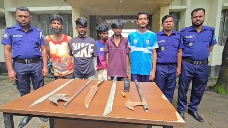 পলাশে ডাকাতির প্রস্তুতিকালে অস্ত্রসহ গ্রেপ্তার ৫