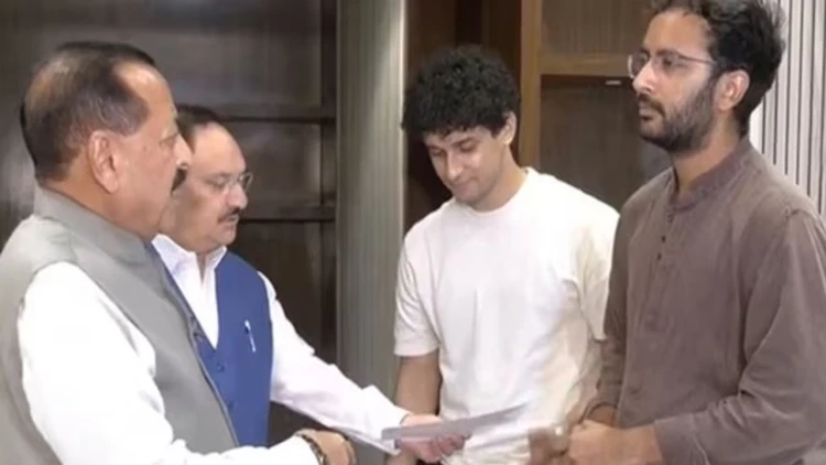 ভারতের শিক্ষামন্ত্রীর পদত্যাগের দাবিতে অনড় সিজেপি, বৈঠকেও আসেনি সমাধান