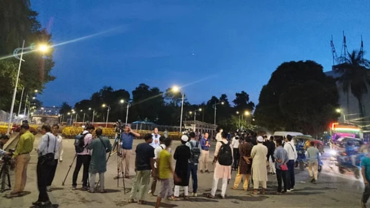 রাষ্ট্রপতির পদত্যাগের পর বঙ্গভবনের সামনে উৎসুক জনতার ভিড়, কড়া নিরাপত্তা
