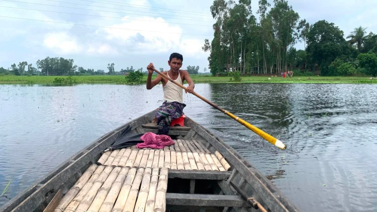 দুই পা হারিয়েও দুই হাতে নৌকা টেনে সংসার চালান আলাউদ্দিন
