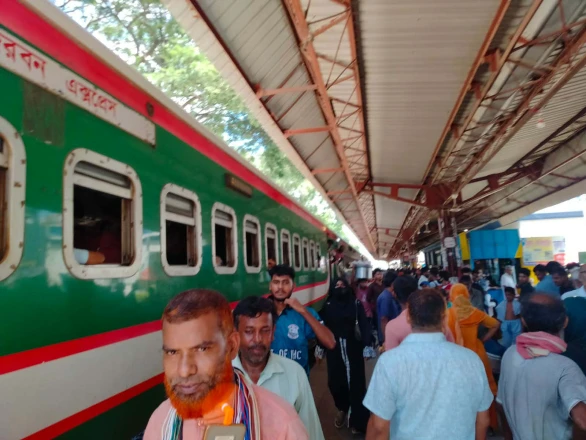 কুষ্টিয়া কোর্ট স্টেশনে বাবা-ছেলেকে ছুরিকাঘাত, সুন্দরবন এক্সপ্রেস আটকে বিক্ষোভ