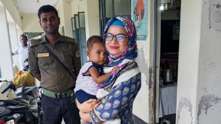 মা পরীক্ষার্থী, শিশুর দায়িত্বে ইউএনও