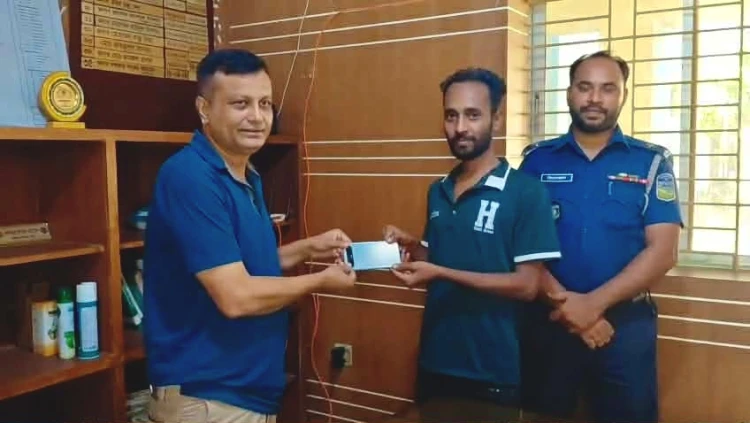 দুর্গাপুরে উদ্ধার হওয়া ১৫টি মোবাইল ফিরিয়ে দিল পুলিশ