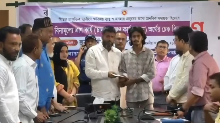 ফেনীতে ক্ষতিগ্রস্তদের মাঝে নগদ অর্থ ও সেলাই মেশিন বিতরণ মজনু এমপির
