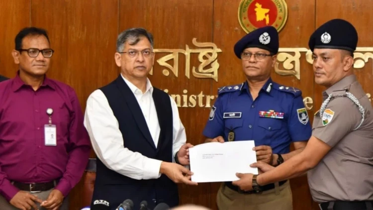 আইনশৃঙ্খলা বাহিনীকে জনবান্ধব করতে ‘পুরস্কার ও তিরস্কার’ নীতি অব্যাহত থাকবে: স্বরাষ্ট্রমন্ত্রী