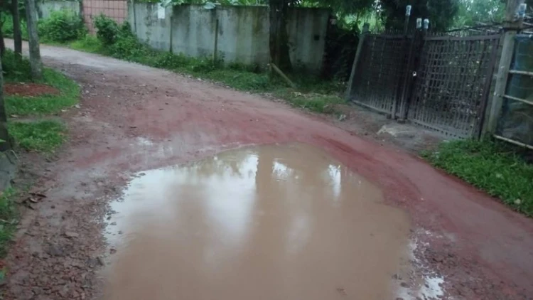 গাজীপুরে সড়ক সংস্কারের অভাবে দুর্ভোগে হাজারো মানুষ