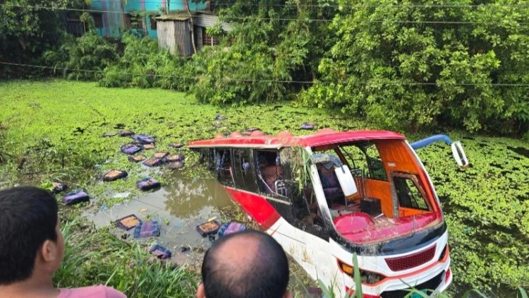 ভাঙ্গায় যাত্রীবাহী বাস খাদে, আহত ২১