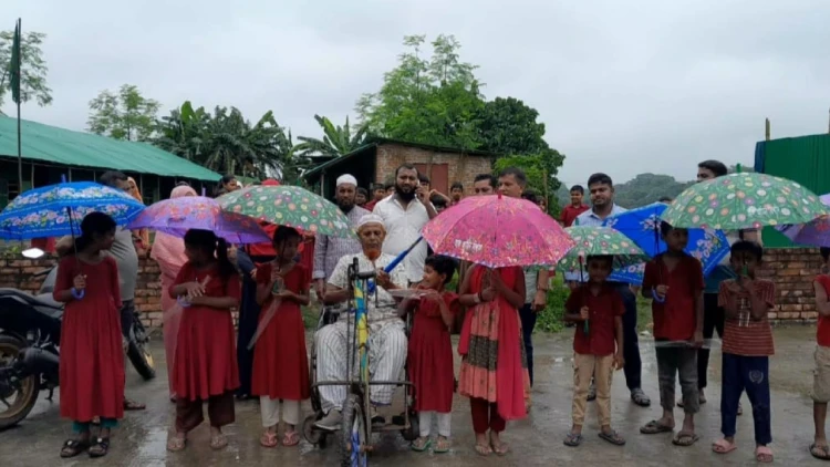 মুকসুদপুরে শিক্ষার্থীদের মাঝে ৯০০ ছাতা বিতরণ