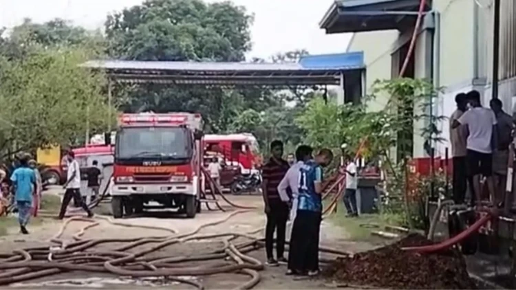আশুলিয়ায় তামাকের গোডাউনে ভয়াবহ আগুন