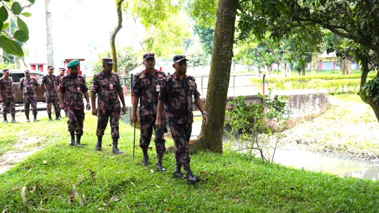 বিজিবির উদ্যোগে দিনাজপুরের গিরিজা খাল সংস্কার