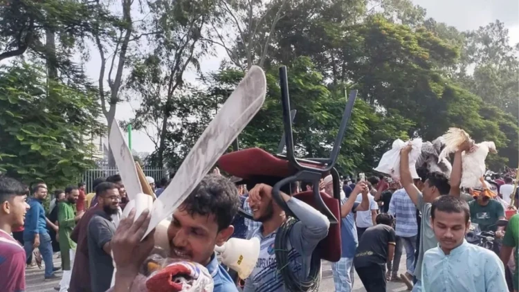 ৫ আগস্ট গণভবনে উল্লাস ও ভাঙচুর: শেখ হাসিনার পতন ও দেশত্যাগ