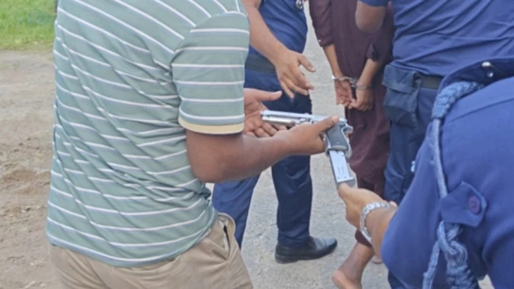 বিমানমন্ত্রীকে দুইবার ধাক্কা দেওয়া যুবক অস্ত্রসহ আটক
