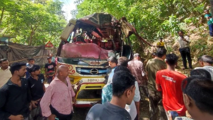 আলীকদমে বাস দুর্ঘটনায় নিহত ১, আহত ১১