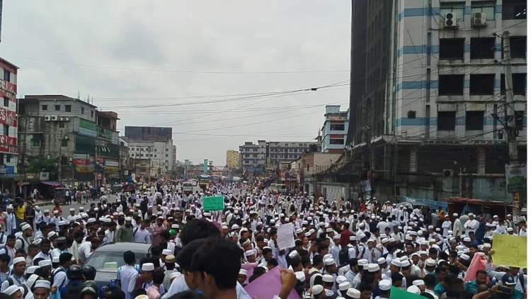 কাভার্ডভ্যানের চাপায় শিক্ষার্থীর মৃত্যু: টঙ্গীতে ফুটওভার ব্রিজের দাবিতে শিক্ষার্থীদের মহাসড়ক অবরোধ