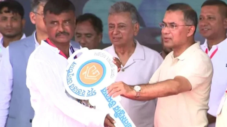 বাঁশখালীতে বন্যাকবলিতদের ঘরের চাবি দিলেন প্রধানমন্ত্রী তারেক রহমান