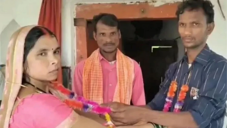 বিয়ের ২১ বছর পর ৫ সন্তানের জননী স্ত্রীকে প্রেমিকের সঙ্গে বিয়ে দিলেন স্বামী