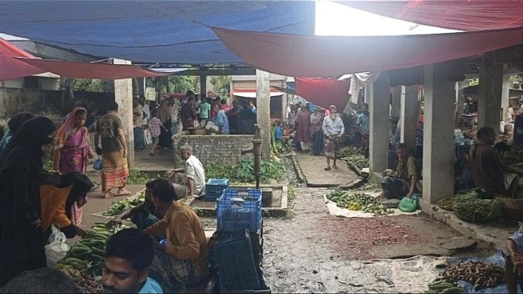 বেতাগীতে জরাজীর্ণ কাজীরহাট বাজার, দুর্ভোগে ক্রেতা-বিক্রেতারা
