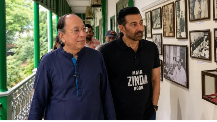 কলকাতায় পা রেখেই নেতাজির ঐতিহাসিক বাসভবনে সানি দেওল