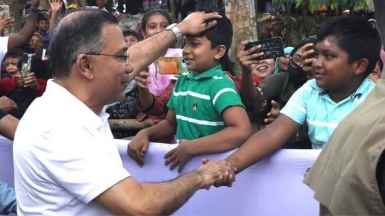 সাধারণ যাত্রীর মতো বাসে প্রধানমন্ত্রীর কটিয়াদী সফর, স্থানীয়দের তুমুল প্রশংসা