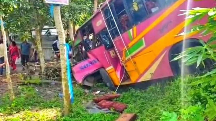 গোপালগঞ্জে বাস-ট্রাক সংঘর্ষে নিহত ৩, আহত ২০