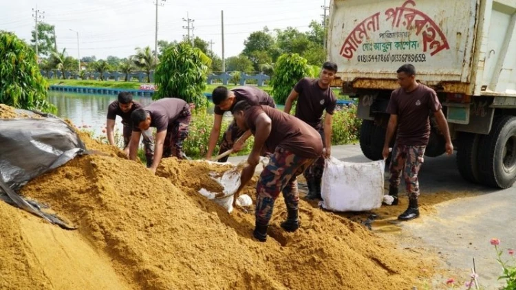 চুনারুঘাটে কোটি টাকার ভারতীয় শাড়ি-কসমেটিকস উদ্ধার