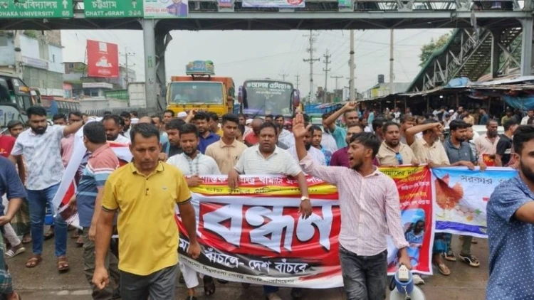 ফিডের দাম কমানোর দাবিতে শ্রীপুরে খামারিদের মিছিল
