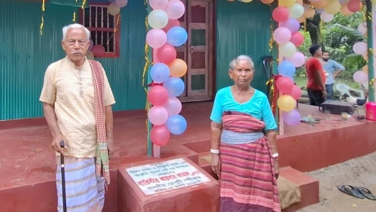 অসহায় হাজং দম্পতির পাশে ডেপুটি স্পিকার, দিলেন নতুন ঘর