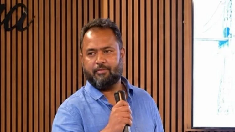 লন্ডনে মদের বার কিনে মসজিদ বানিয়ে দৃষ্টান্ত গড়লেন রাউজানের সন্তান