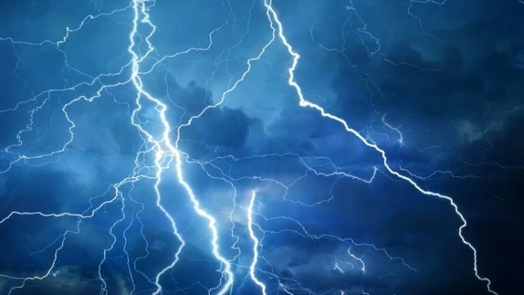 হাওরে মাছ ধরতে গিয়ে বজ্রপাতে জেলের মৃত্যু