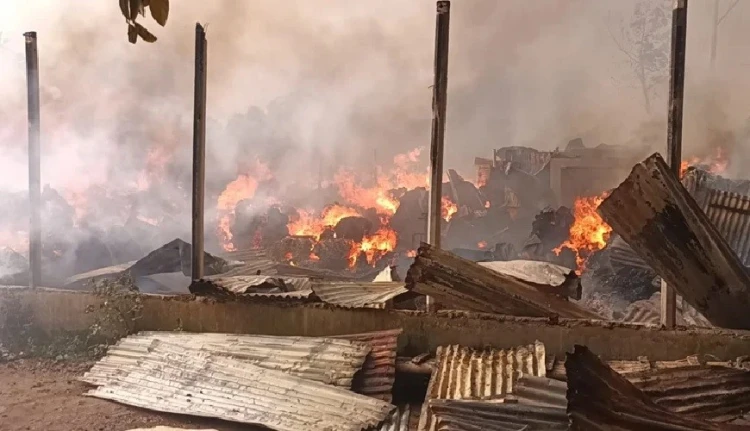 গাজীপুরে ১২টি ঝুটের গুদামে ভয়াবহ আগুন, নিয়ন্ত্রণে ফায়ার সার্ভিসের ৫ ইউনিট
