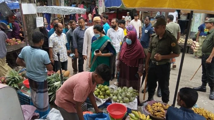 বেলকুচিতে ফুটপাতের অবৈধ দোকানপাট উচ্ছেদ