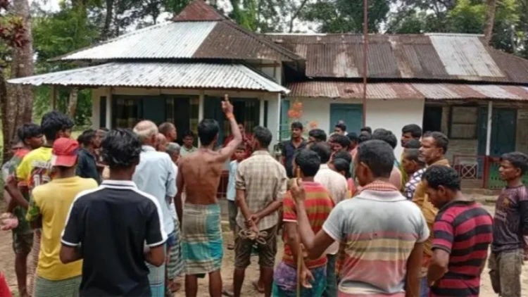 অর্থ আত্মসাতের অভিযোগে চা শ্রমিকদের বিক্ষোভ
