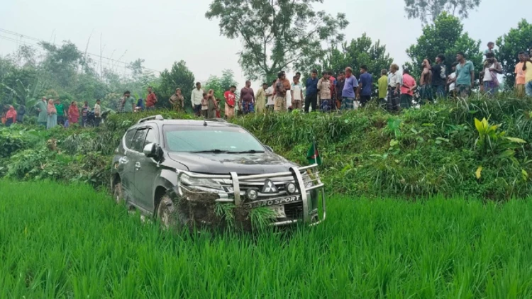 বৃদ্ধাকে বাঁচাতে গিয়ে দুর্ঘটনার কবলে প্রতিমন্ত্রীর গাড়ি