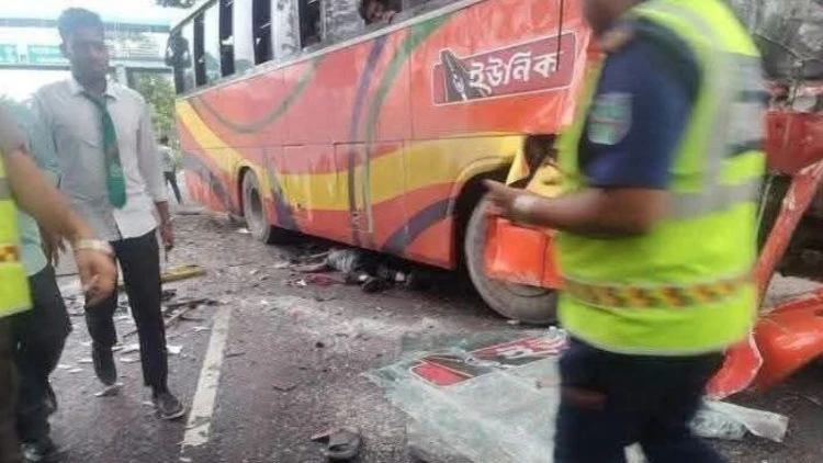 ফেনীতে বাস-কাভার্ড ভ্যান সংঘর্ষে নিহত ৩