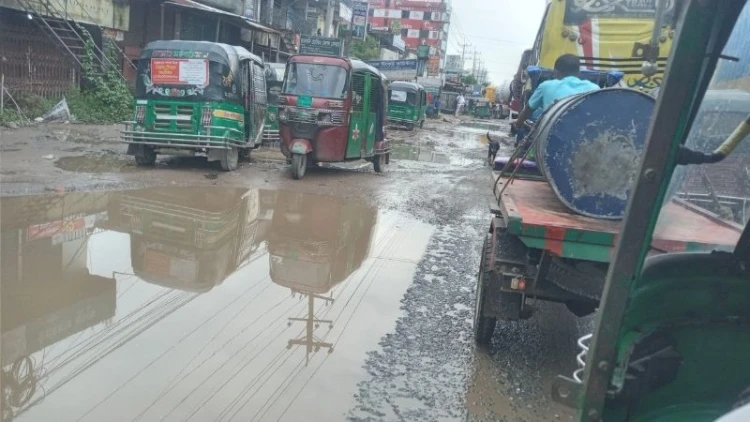 ঢাকা-ময়মনসিংহ মহাসড়কে খানাখন্দ, যানজটে চরম ভোগান্তি