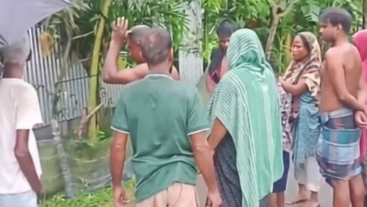 দেয়াল ধসে বাবার সামনে প্রাণ গেল আয়েশার