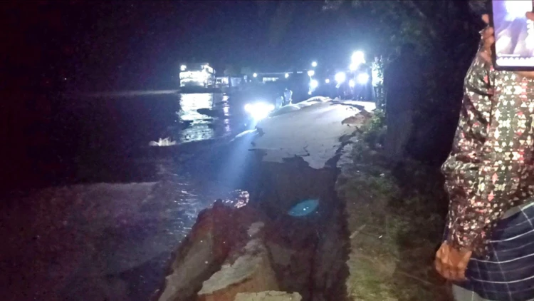 পটুয়াখালীর দশমিনায় চোখের পলকে বিলীন ২০ কবর