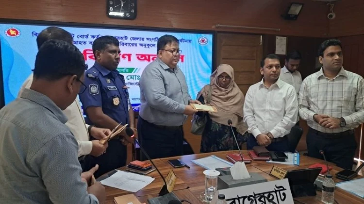 বাগেরহাটে দুর্ঘটনায় ক্ষতিগ্রস্তদের ১ কোটি ৩১ লাখ টাকার চেক প্রদান