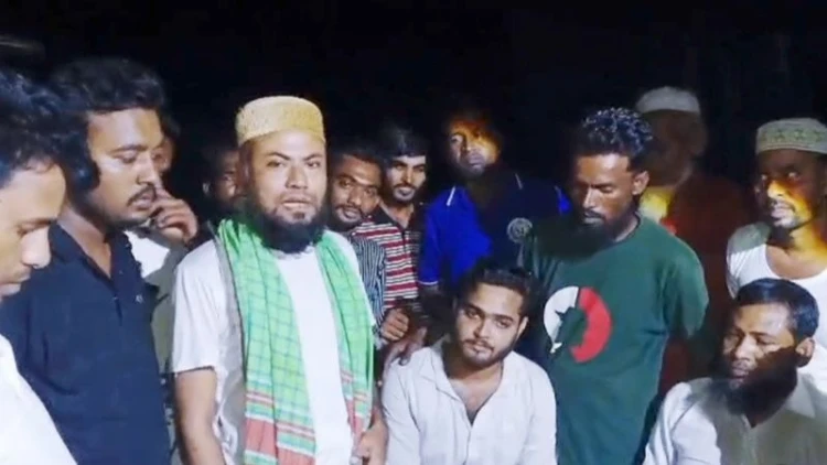 রাস্তায় কুড়িয়ে পাওয়া টাকা ফিরিয়ে দিয়ে যুবকের সততার দৃষ্টান্ত স্থাপন