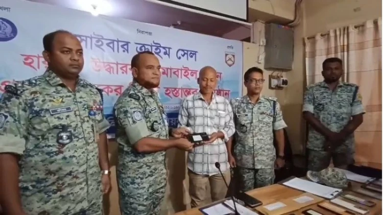 রাঙামাটিতে মোবাইল-টাকা উদ্ধার করে ফেরত দিল এপিবিএন